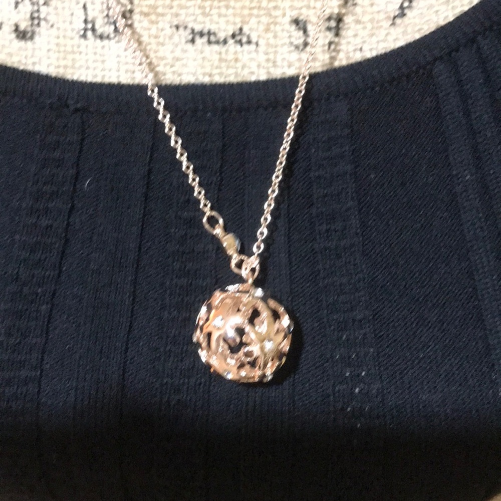 Guess pocket full of posies flower ball rhinestone pendant necklace new - Picture 2 of 9